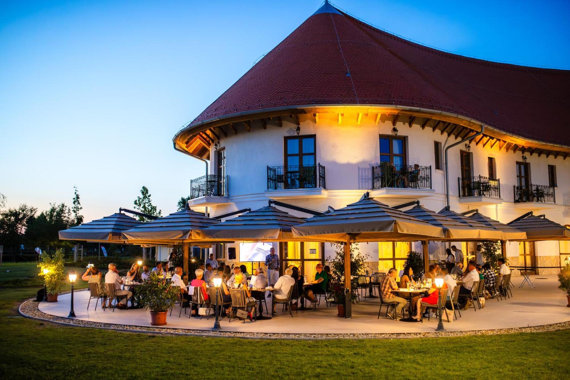 Hungarikum Hotel Lakitelek Exterior foto